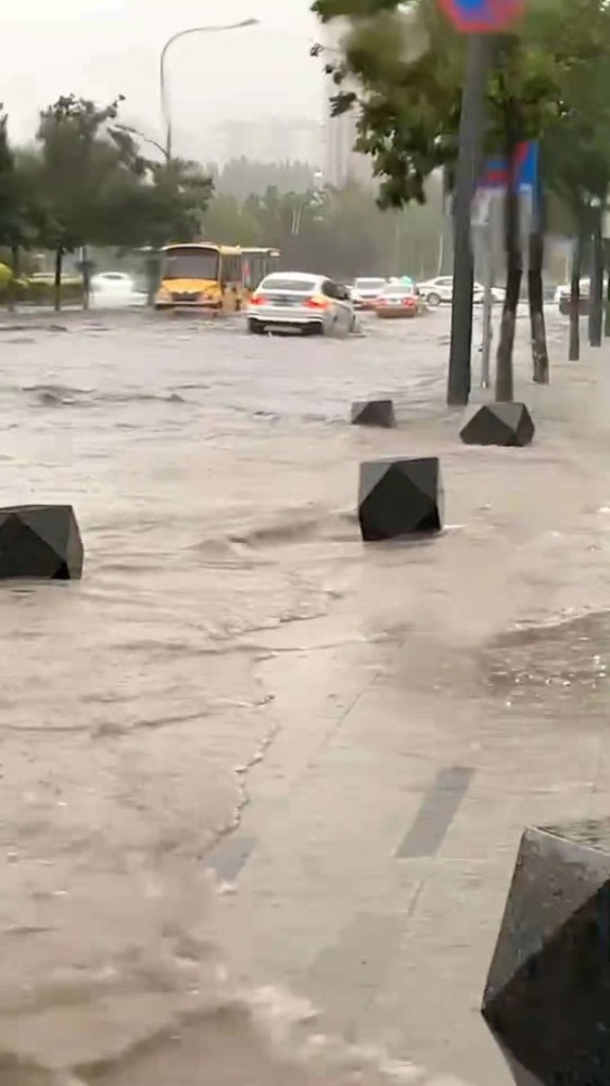 降雨后长春市开启“驾船模式”